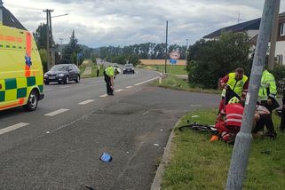 Cyklista nedal na Bruntálsku přednost motorkáři. Oba jsou vážně zranění - Novinky